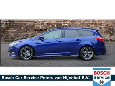 Blauw (metallic) Occasion 2017 Ford Focus ST-Line Stationwagen | € 9.950 (Iets duurder)