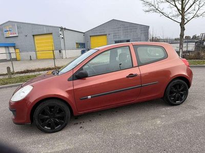 Rood Occasion 2007 Renault Clio II Extreme Hatchback | € 2.000 (Eerlijke prijs)