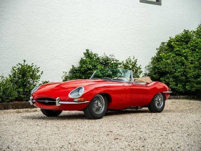 Rood Occasion 1964 Jaguar E-Type Cabriolet | € 134.900