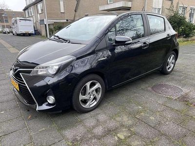 Zwart Gebruikt 2016 Toyota Yaris Hybrid Trend MPV | € 11.200