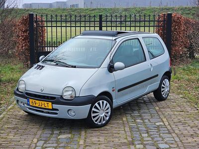 Grijs (metallic) Occasion 2002 Renault Twingo Hatchback | € 2.495 (Iets duurder)