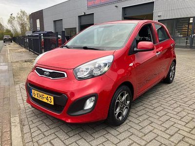 Rood (metallic) Occasion 2014 Kia Picanto Hatchback | € 7.399 (Eerlijke prijs)