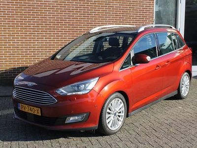 Rood, metallic lak Gebruikt 2017 Ford Grand C-Max Titanium MPV | € 15.995