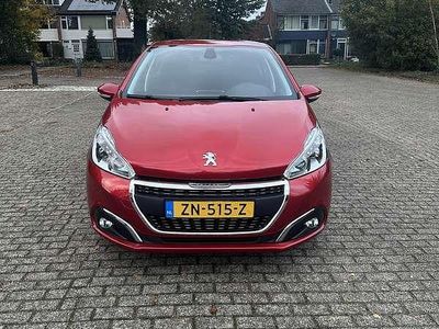 Rood Gebruikt 2019 Peugeot 208 Signature Sky Hatchback | € 9.000 (Goede deal)