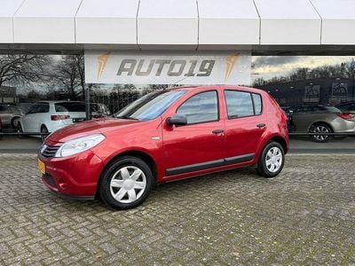 Rood (metallic) Occasion 2011 Dacia Sandero Ambiance Hatchback | € 2.419 (Eerlijke prijs)