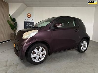 Paars (metallic) Occasion 2011 Toyota iQ Comfort Hatchback | € 5.250 (Eerlijke prijs)