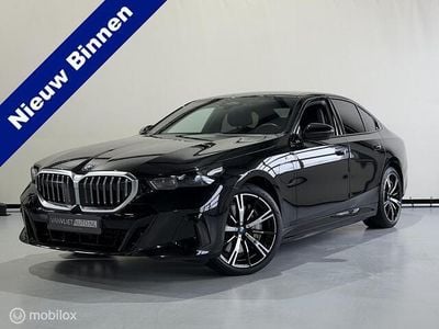 Zwart Occasion 2024 BMW 550e Comfort Edition Sedan | € 69.950 (Eerlijke prijs)