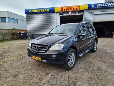 tweedehands Mercedes 320 M-KLASSECDI Automaat. Desondanks de Hoge kilometerstand een zeer nette en perfect rijdende auto,Airco,Navi,Leer,Electr pakket,Apk 04-10-2024.