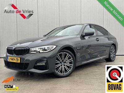 Grijs (metallic) Occasion 2021 BMW 330e M Sport Sedan | € 33.995 (Goede deal)