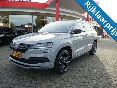 Grijs (metallic) Gebruikt 2022 Skoda Karoq SportLine SUV | € 29.950 (Eerlijke prijs)