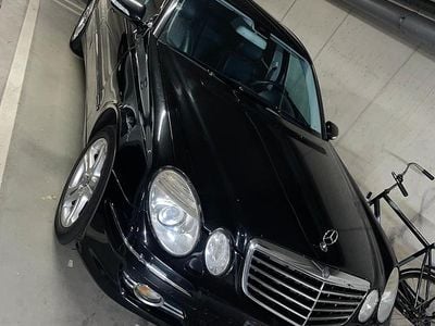 Zwart Gebruikt 2009 Mercedes E200 Avantgarde Sedan | € 5.750