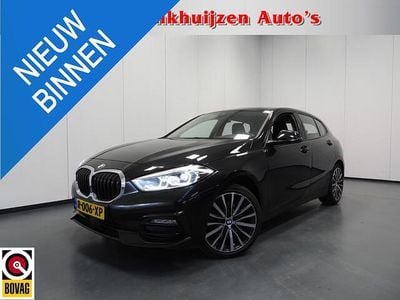 Zwart Occasion 2022 BMW 118 Sport Line Hatchback | € 23.945 (Eerlijke prijs)