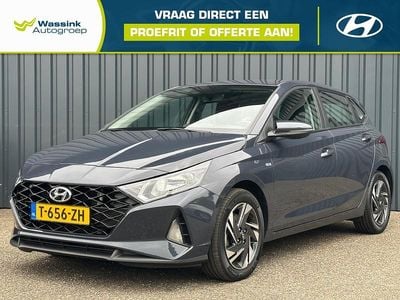 Grijs (metallic) Gebruikt 2023 Hyundai i20 Comfort Hatchback | € 20.440 (Eerlijke prijs)