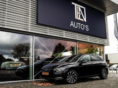 Zwart Gebruikt 2021 VW Golf VIII Style Hatchback | € 24.910 (Eerlijke prijs)