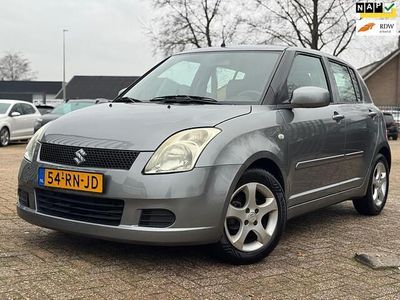 Grijs Gebruikt 2005 Suzuki Swift GLS Hatchback | € 2.650 (Eerlijke prijs)