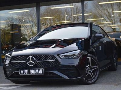 Zwart Gebruikt 2024 Mercedes CLA250e AMG Sedan | € 42.900 (Eerlijke prijs)