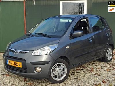 Grijs (metallic) Gebruikt 2010 Hyundai i10 Dynamiq Hatchback | € 3.495 (Eerlijke prijs)