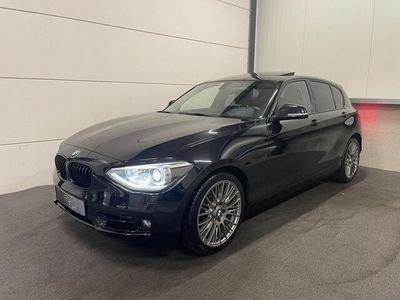 tweedehands BMW 118 1-SERIE i Executive Upgrade Black on Black, Panorama/Schuifdak, Navi Groot, Sport interieur