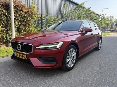 Oranje Gebruikt 2019 Volvo V60 Momentum Stationwagen | € 16.750