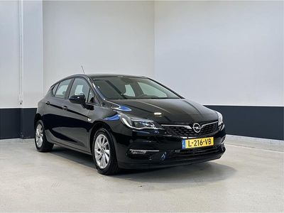 Zwart Gebruikt 2021 Opel Astra Edition Hatchback | € 14.749 (Eerlijke prijs)