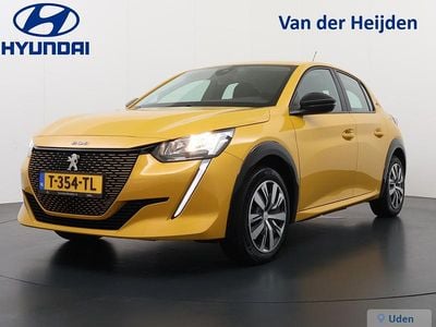Geel Occasion 2023 Peugeot e-208 Active Hatchback | € 16.480 (Goede deal)