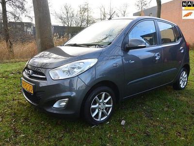 Grijs (metallic) Gebruikt 2013 Hyundai i10 Hatchback | € 3.250 (Eerlijke prijs)