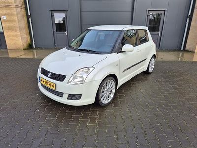 Wit (metallic) Gebruikt 2008 Suzuki Swift Hatchback | € 3.950 (Iets duurder)