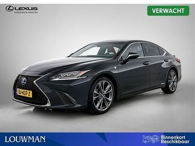 Zwart (metallic) Gebruikt 2019 Lexus ES300H Sport Line Sedan | € 39.950 (Eerlijke prijs)