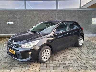 Zwart (metallic) Gebruikt 2017 Kia Rio Hatchback | € 12.250 (Eerlijke prijs)