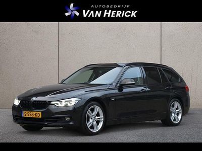Zwart (metallic) Gebruikt 2018 BMW 318 Luxury Line Stationwagen | € 17.745 (Eerlijke prijs)