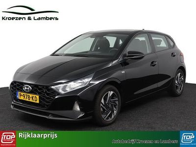 Zwart (metallic) Gebruikt 2022 Hyundai i20 Comfort Hatchback | € 17.950 (Eerlijke prijs)