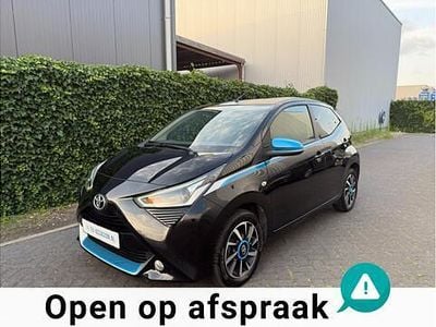 Zwart (metallic) Gebruikt 2019 Toyota Aygo X-play Hatchback | € 9.900 (Eerlijke prijs)