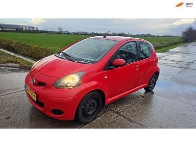Occasion Toyota Aygo 68 PK (50 kW) 2009 Rood (metallic) Hatchback