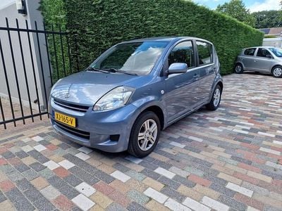 Occasion Daihatsu Sirion 91 PK (66 kW) 2008 Grijs Hatchback