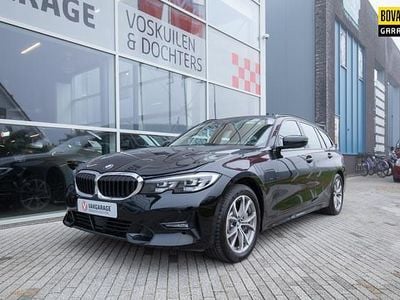 Zwart (metallic) Gebruikt 2021 BMW 330e Sport Line Stationwagen | € 33.950 (Goede deal)