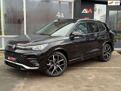 Zwart Occasion 2025 VW Tiguan R-line SUV | € 47.450 (Eerlijke prijs)