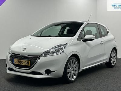 Wit Occasion 2014 Peugeot 208 Active Hatchback | € 999.999