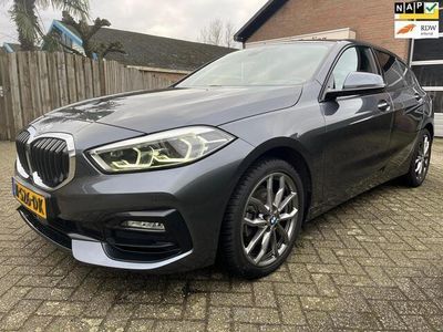 Grijs, metallic lak Gebruikt 2021 BMW 118 Sport Line Hatchback | € 27.500 (Eerlijke prijs)