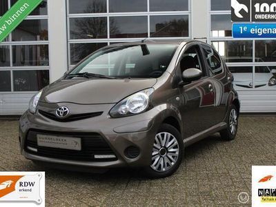 tweedehands Toyota Aygo 1.0-12V VVT-I 5-Deurs Facelift 2 Aspiration Comfort/Cool Ledverlichting Airconditioning Centrale Vergrendeling Elektrische Ramen Stuurbekrachtiging Radio/Cd/Aux Dubbele Speakers 12Volt-Aansl. Isofix Métallic Lak Topstaat Distributieketting Ni