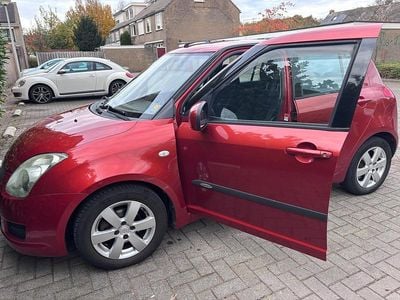 Oranje (metallic) Gebruikt 2008 Suzuki Swift Cool Hatchback | € 2.095 (Eerlijke prijs)