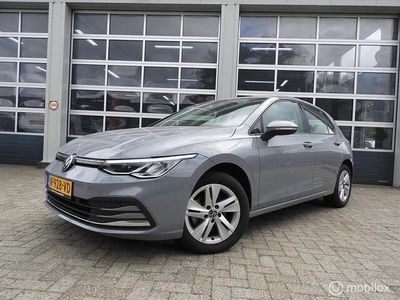 Grijs Gebruikt 2022 VW Golf VIII Life Hatchback | € 21.950 (Eerlijke prijs)