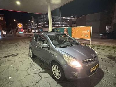 Grijs Occasion 2011 Hyundai i20 Comfort Sedan | € 3.500 (Eerlijke prijs)