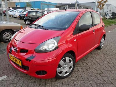 Rood Gebruikt 2010 Toyota Aygo Hatchback | € 2.999 (Eerlijke prijs)