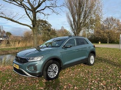 Blauw Occasion 2023 VW T-Roc Life SUV | € 21.950 (Goede deal)
