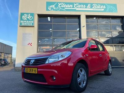 Rood Occasion 2009 Dacia Sandero Lauréate Hatchback | € 2.450 (Eerlijke prijs)
