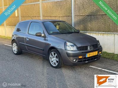 Grijs Gebruikt 2002 Renault Clio II Authentique Hatchback | € 750 (Eerlijke prijs)