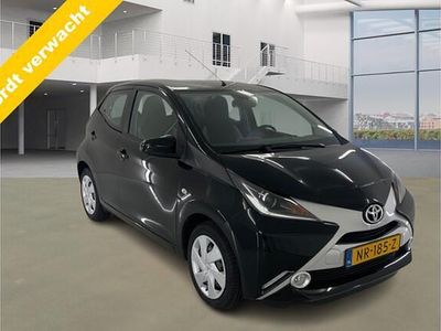 Zwart Occasion 2017 Toyota Aygo X-play Hatchback | € 9.499 (Eerlijke prijs)