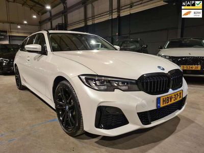 Wit, metallic lak Gebruikt 2022 BMW 330e Stationwagen | € 36.999 (Goede deal)