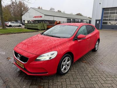Rood Gebruikt 2016 Volvo V40 Kinetic Hatchback | € 6.950 (Iets duurder)