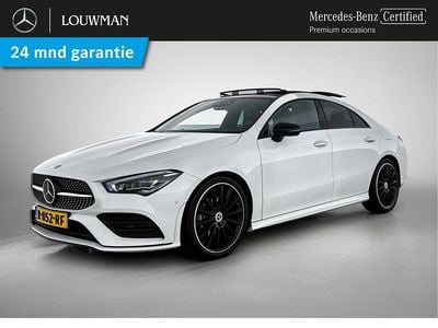Wit (metallic) Gebruikt 2022 Mercedes CLA180 AMG line Sedan | € 30.945 (Eerlijke prijs)